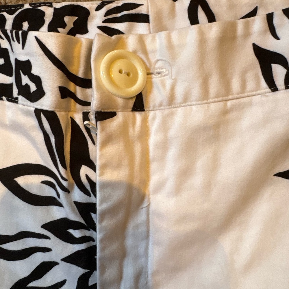 Skirtin Around, New Canaan CT Black & White Pineapple Cotton Blend Ankle Pants - Picture 4 of 10